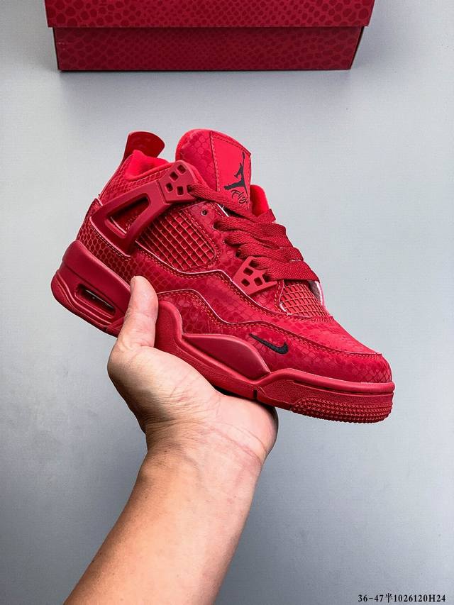 Air Jordan 4 Aj4代中帮复古休闲运动文化篮球鞋。秉承轻量化的速度型篮球鞋设计思想完成设计，降低重量的同时提升舒适度，中底延续前作使用了分离式后掌可