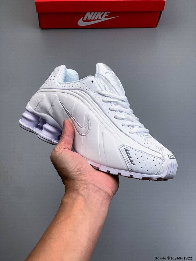 Nike Shox R4系列 耐克 低帮运动休闲气垫运动鞋 Nike Shox R4男子气柱运动鞋是21世纪早期经典款的焕新鞋款，沿用其未来感设计线条和出众缓震