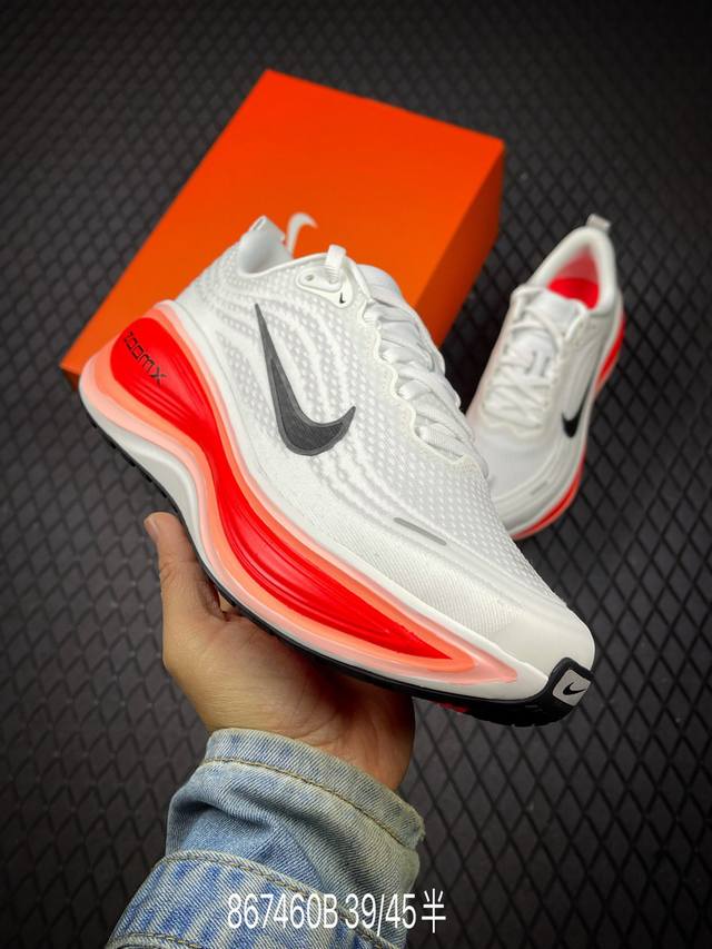 B 真标 Nike Vomero Plus 耐克 舒适减震防滑 低帮跑步鞋 全掌Reactx泡绵中底 前掌和后跟还配备了Air Zoom气垫单元 据说跑起来更快