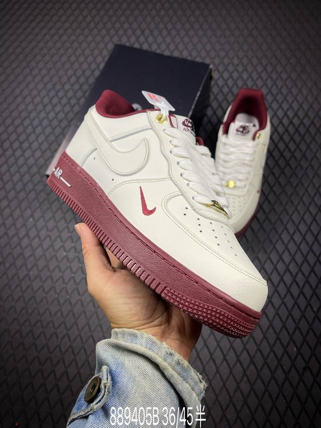 B 耐克Nike Air Force 7 空军一号低帮百搭休闲运动板鞋。柔软、弹性十足的缓震性能和出色的中底设计，横跨复古与现代的外型结合，造就出风靡全球三十多