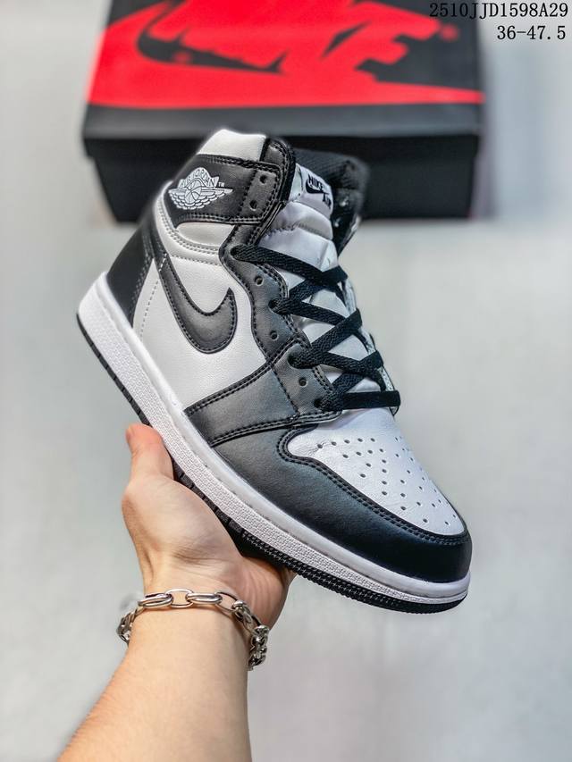 Jordan 乔丹 原厂立体填充鞋舌海绵，中底注胶孔及缜密中底拉帮工艺，原数据开发模具大底经典的黑白配色，耐克Nike Air Jordan 1 Retro H