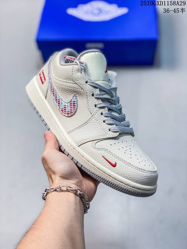 海外爆款限量发售！Nike Jordan Air Jordan 1“Supreme联名 米白彩勾” 高端定制 低帮 复古 减震 防滑 耐磨 篮球鞋 定制鞋盒 大