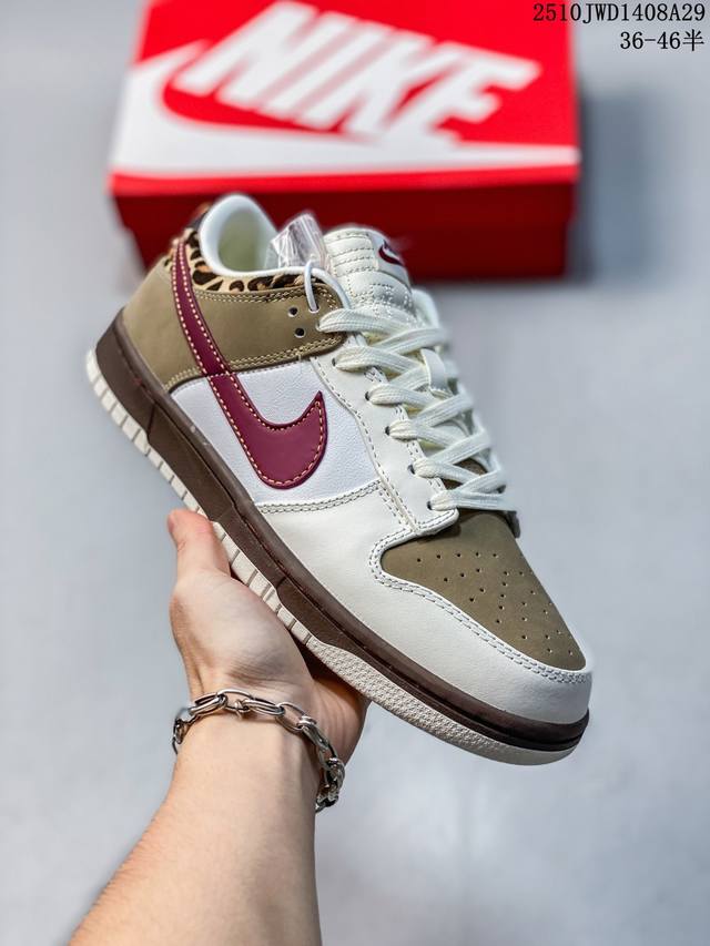 当复古风潮邂逅野性豹纹，这双Nike Dunk Low给出了绝佳答案。米白与卡其的柔和基底，衬得酒红Swoosh格外吸睛，鞋侧与后跟的豹纹细节，悄悄为造型注入不