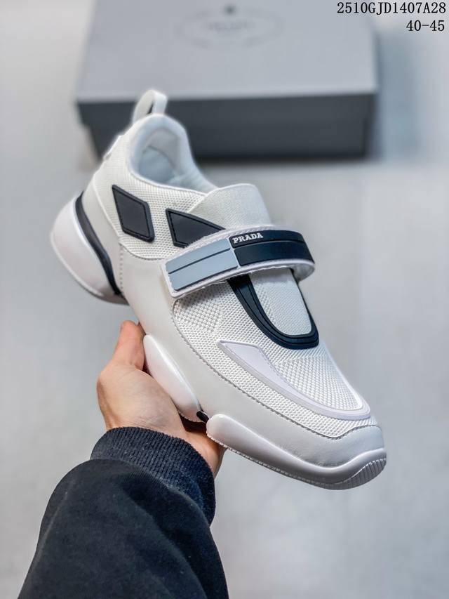 Prada 这款运动鞋系列，以多元配色与前卫设计，打造风格迥异的时尚选择。 白色款简约高级，演绎低调奢华；红底款热烈张扬，释放不羁个性；荧光绿款大胆吸睛，玩转潮