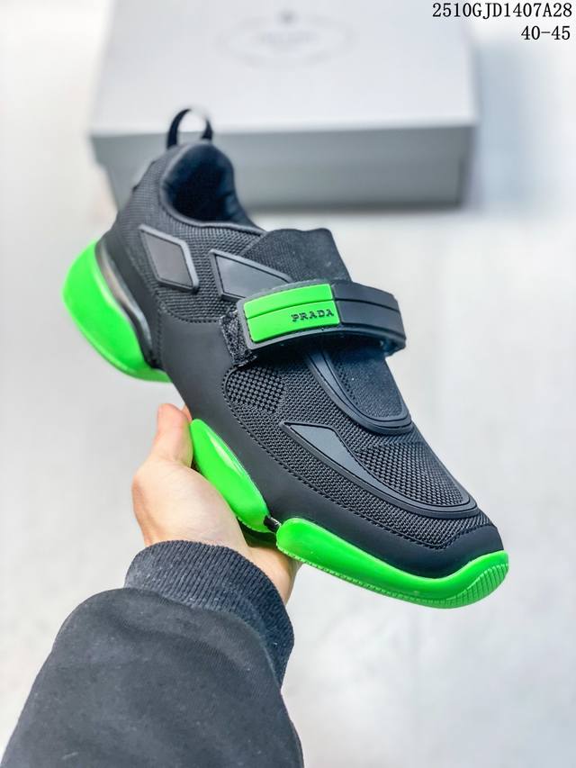 Prada 这款运动鞋系列，以多元配色与前卫设计，打造风格迥异的时尚选择。 白色款简约高级，演绎低调奢华；红底款热烈张扬，释放不羁个性；荧光绿款大胆吸睛，玩转潮