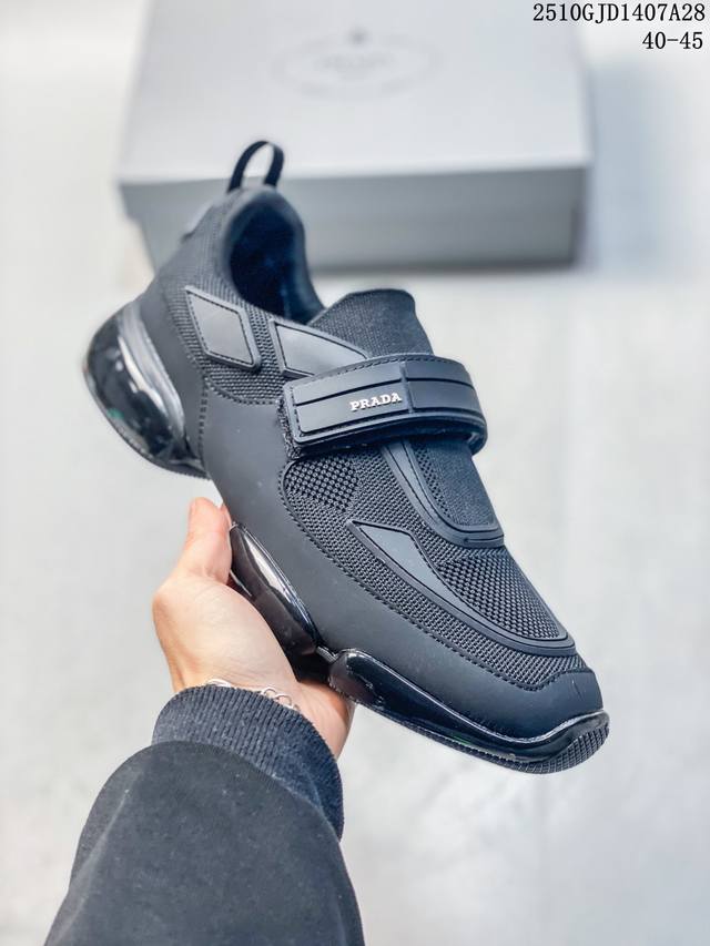 Prada 这款运动鞋系列，以多元配色与前卫设计，打造风格迥异的时尚选择。 白色款简约高级，演绎低调奢华；红底款热烈张扬，释放不羁个性；荧光绿款大胆吸睛，玩转潮