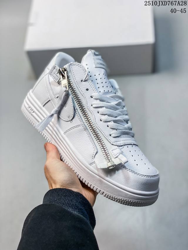 Nike Air Force1 Low空军一号休闲低帮板鞋Gs白色选用合成革材质打造鞋面，透气贴合。运用简洁的色彩搭配，简约休闲。大底点缀橡胶设计，打造舒适脚感