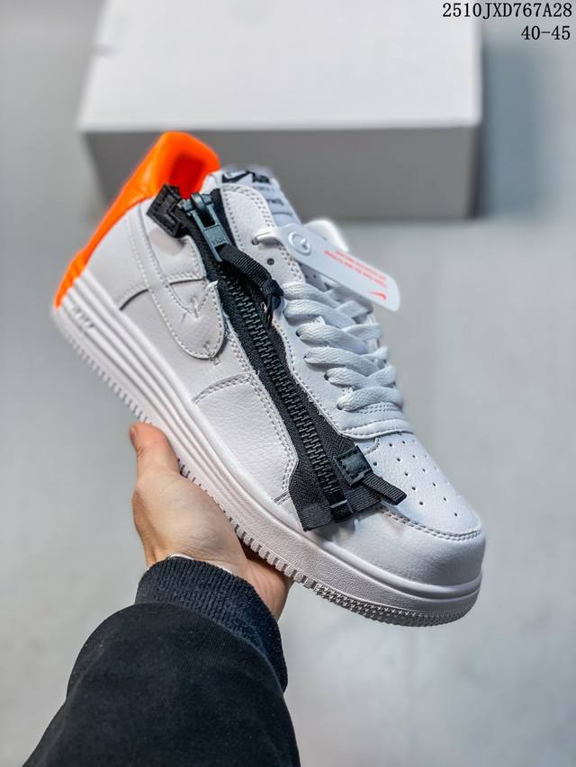Nike Air Force1 Low空军一号休闲低帮板鞋Gs白色选用合成革材质打造鞋面，透气贴合。运用简洁的色彩搭配，简约休闲。大底点缀橡胶设计，打造舒适脚感