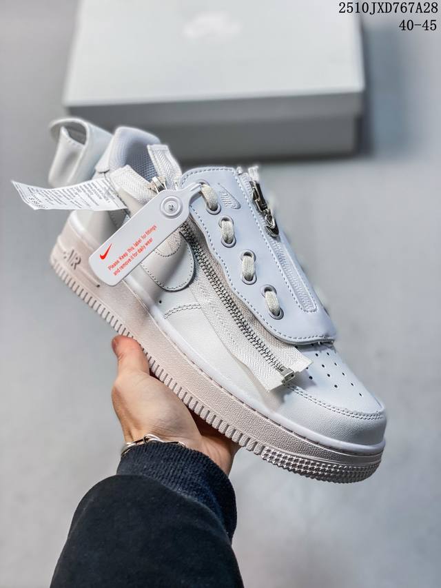 Nike Air Force1 Low空军一号休闲低帮板鞋Gs白色选用合成革材质打造鞋面，透气贴合。运用简洁的色彩搭配，简约休闲。大底点缀橡胶设计，打造舒适脚感