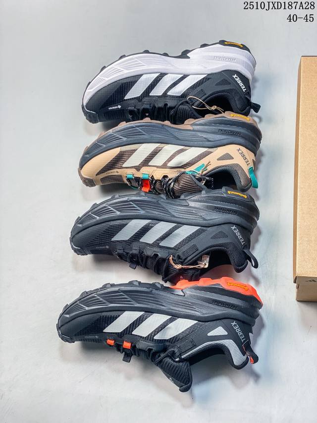 阿迪达斯Adidas Terrex 全新Gore-Tex低帮徒步鞋，厚底增高老爹运动鞋。这个系列结合了阿迪达斯的运动科技与极端环境下的功能需求，主打轻量、防滑、