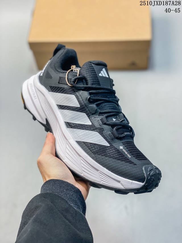 阿迪达斯Adidas Terrex 全新Gore-Tex低帮徒步鞋，厚底增高老爹运动鞋。这个系列结合了阿迪达斯的运动科技与极端环境下的功能需求，主打轻量、防滑、