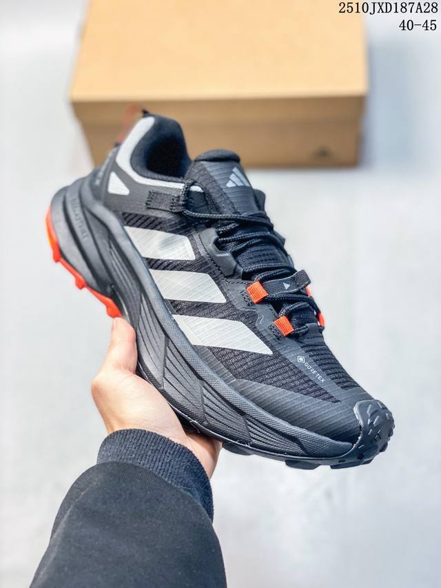 阿迪达斯Adidas Terrex 全新Gore-Tex低帮徒步鞋，厚底增高老爹运动鞋。这个系列结合了阿迪达斯的运动科技与极端环境下的功能需求，主打轻量、防滑、