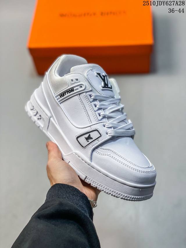 路易威登 Louis Vuitton Lv路易威登板鞋 新款 Lv Trainer最新配色运动鞋 L家 篮球鞋风格运动鞋 该鞋由艺术总监 Virgil Ablo