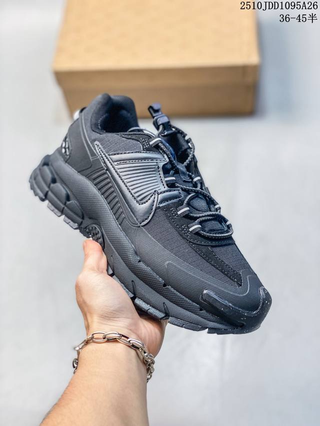 耐克Nike Zoom Vomero Roam马拉松复古跑五代休闲运动慢跑鞋 厚底增高老爹鞋。采用环保纤维革饰片组合网眼布鞋面材质 升级正确后跟Tpu加固 耐弯