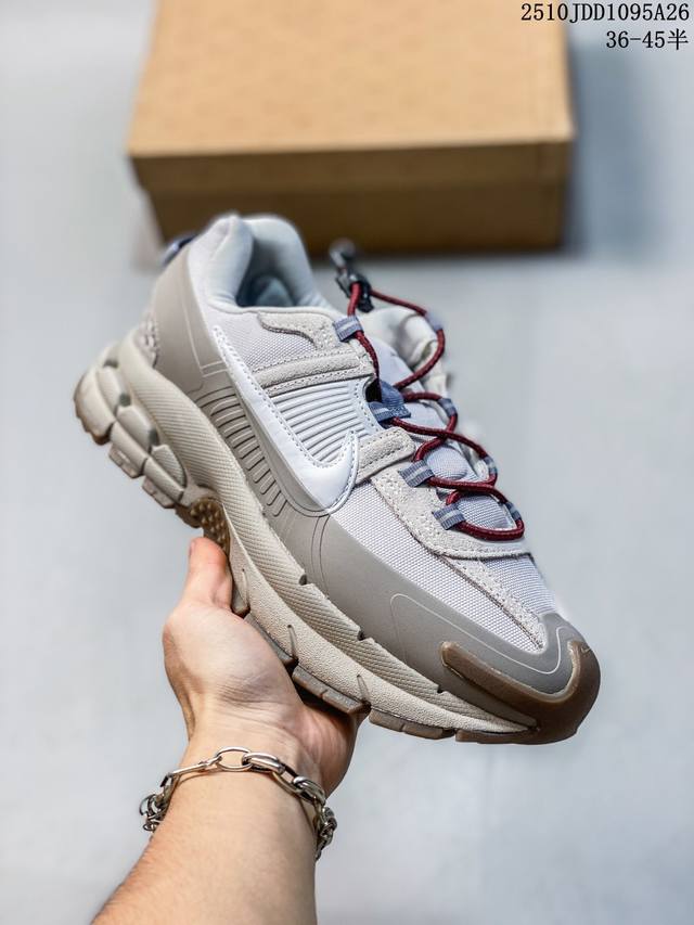 耐克Nike Zoom Vomero Roam马拉松复古跑五代休闲运动慢跑鞋 厚底增高老爹鞋。采用环保纤维革饰片组合网眼布鞋面材质 升级正确后跟Tpu加固 耐弯