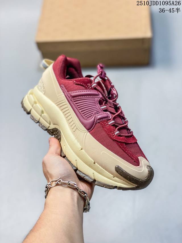 耐克Nike Zoom Vomero Roam马拉松复古跑五代休闲运动慢跑鞋 厚底增高老爹鞋。采用环保纤维革饰片组合网眼布鞋面材质 升级正确后跟Tpu加固 耐弯