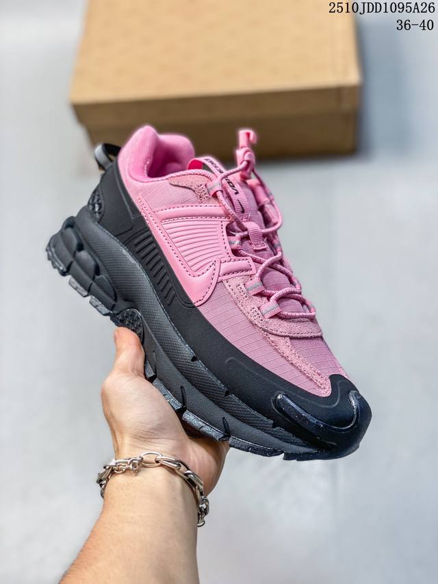 耐克Nike Zoom Vomero Roam马拉松复古跑五代休闲运动慢跑鞋 厚底增高老爹鞋。采用环保纤维革饰片组合网眼布鞋面材质 升级正确后跟Tpu加固 耐弯