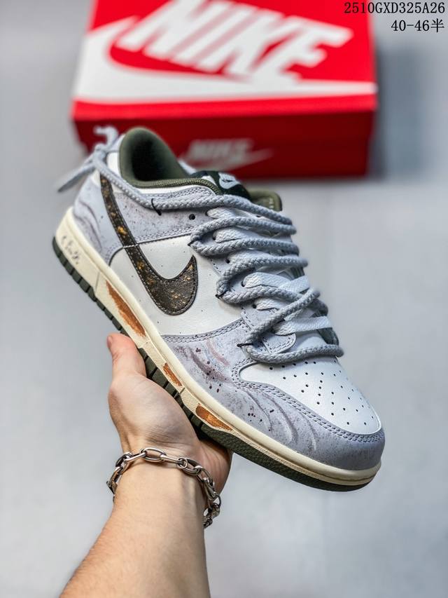 耐克 Nike Dunk Low Retro 运动鞋复古板鞋 双鞋带 解构绑带，作为 80 年代经典篮球鞋款，起初专为硬木球场打造，后来成为席卷街头的时尚标杆，