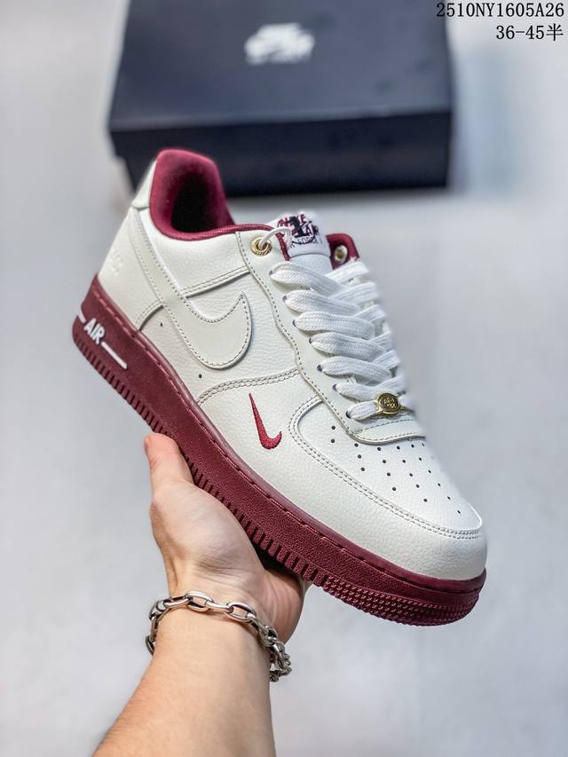 真标带半码耐克Nike Air Force 7空军一号低帮百搭休闲运动板鞋。柔软、弹性十足的缓震性能和出色的中底设计，横跨复古与现代的外型结合，造就出风靡全球三