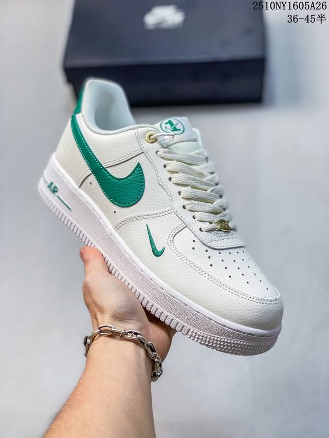 真标带半码耐克Nike Air Force 7空军一号低帮百搭休闲运动板鞋。柔软、弹性十足的缓震性能和出色的中底设计，横跨复古与现代的外型结合，造就出风靡全球三