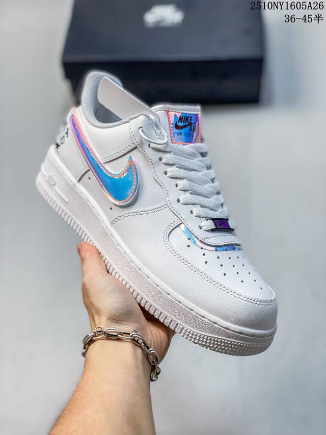 真标带半码耐克Nike Air Force 7空军一号低帮百搭休闲运动板鞋。柔软、弹性十足的缓震性能和出色的中底设计，横跨复古与现代的外型结合，造就出风靡全球三