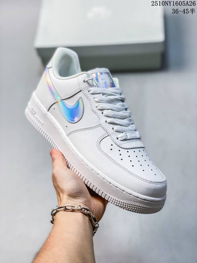 真标带半码耐克Nike Air Force 7空军一号低帮百搭休闲运动板鞋。柔软、弹性十足的缓震性能和出色的中底设计，横跨复古与现代的外型结合，造就出风靡全球三