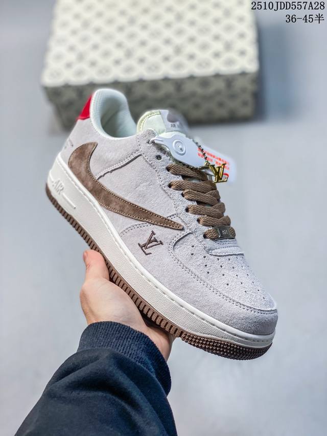 简介：真标耐克 Nike Air Force 1 Low 空军一号 倒钩 低帮百搭休闲运动板鞋。柔软、弹性十足的缓震性能和出色的中底设计，横跨复古与现代的外型结