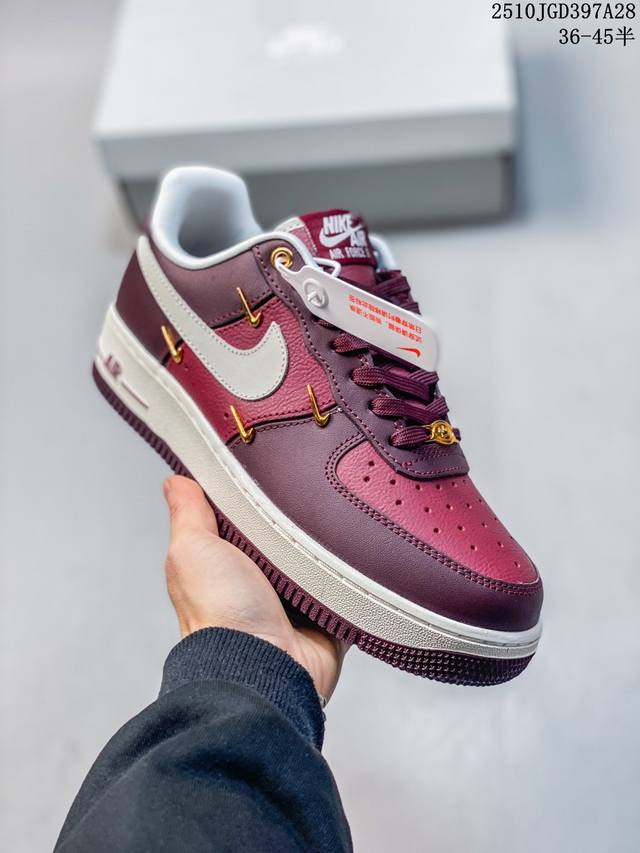 耐克Nike Air Force 7空军一号低帮百搭休闲运动板鞋。柔软、弹性十足的缓震性能和出色的中底设计，横跨复古与现代的外型结合，造就出风靡全球三十多年的F