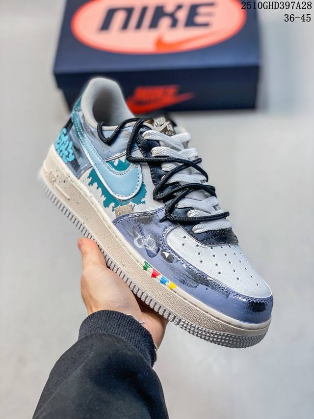 耐克 Nike Air Force 1 ’07 空军一号低帮百搭休闲运动板鞋。柔软、弹性十足的缓震性能和出色的中底设计，横跨复古与现代的外型结合，造就出风靡全球