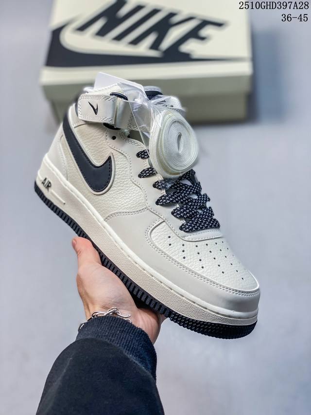 耐克Nike Air Force 1 Low 空军一号低帮百搭休闲运动板鞋。柔软、弹性十足的缓震性能和出色的中底设计，横跨复古与现代的外型结合，造就出风靡全球三
