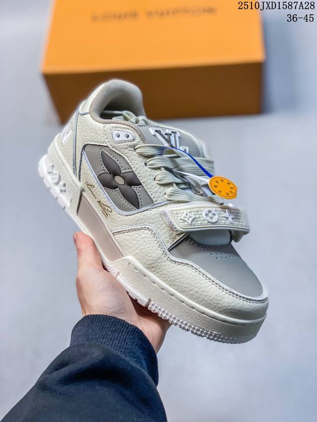 路易威登 Louis Vuitton Lv路易威登板鞋 时尚运动鞋潮厚底增高男女鞋。舒适防滑底和百搭性霸屏整个时尚娱乐圈，细节调整完美主义！采用柔软皮革拼接鞋面