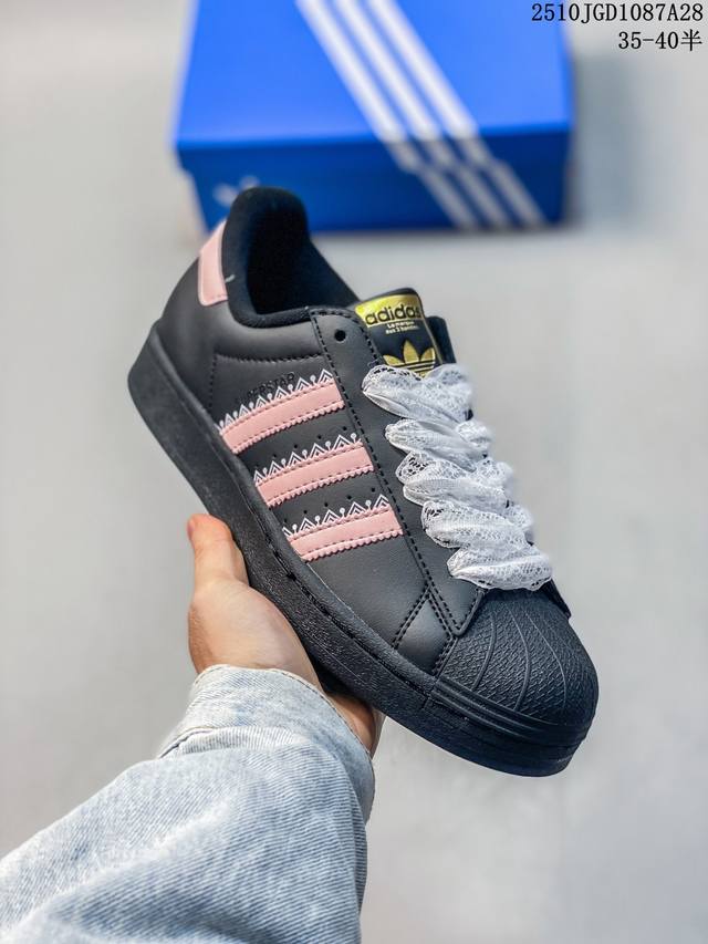 阿迪达斯 Adidas Superstar 2025年新款鞋子 经典贝壳头系列 新款休闲板鞋潮流男女士运动鞋 。鞋面皮革拼接材质 标志性的贝壳鞋头，简约的线条。