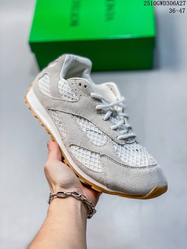 公司级男女鞋原楦原纸版开发版采用轻质科技菱形网布面料鞋面材质#内嵌透气网面贴合加厚Pu缓震乳胶脚垫#外置防变形耐磨Tpu橡胶大底向品牌著名的 Intreccia