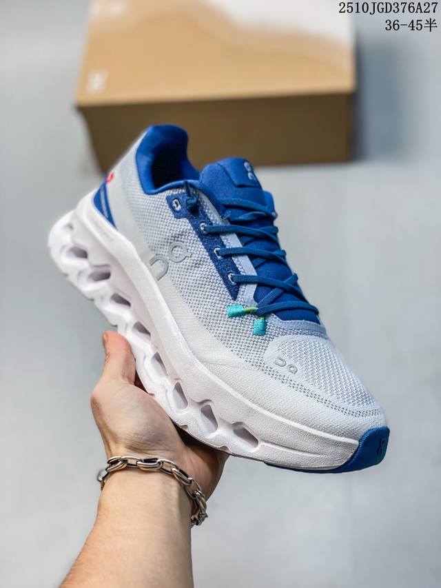 男女鞋真标半码制，采用人体工程超薄透气网织布鞋面材质，搭镂空Cloudtec科技泡棉缓震加厚中底，外置耐磨防滑橡胶底片为跑者造浪，来自瑞士运动品牌-昂跑On R