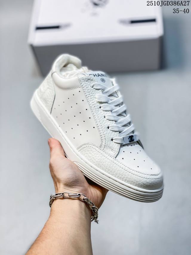 双十一福利特价 Chanel 香奈儿 早春熊猫运动休闲板鞋 春天真的抗拒不了这么清爽的色系 一年四季都好穿百搭 实用选手非他莫属 这款和去年老款熊猫鞋 大致设计