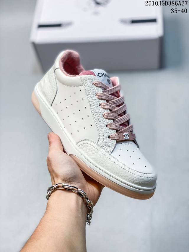 双十一福利特价 Chanel 香奈儿 早春熊猫运动休闲板鞋 春天真的抗拒不了这么清爽的色系 一年四季都好穿百搭 实用选手非他莫属 这款和去年老款熊猫鞋 大致设计