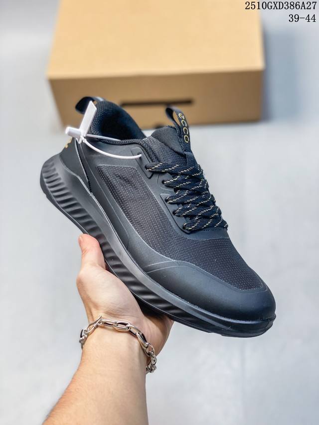 Ecco 爱步 健步探索系列 Biom防滑真皮运动鞋 牛皮鞋面 纹理自然 柔韧耐穿 直接注塑工艺连接鞋面与鞋底 一体成型 合脚耐穿 橡胶外底 适应多种地形 防滑