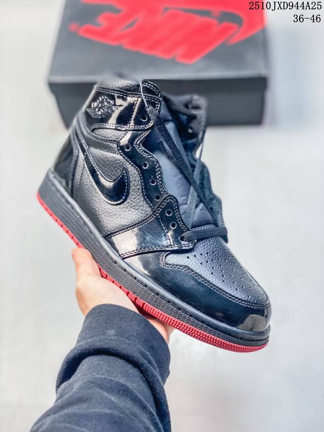 真标耐克女款运动板鞋 Nike Air Jordan 1 Retro High Og 乔丹一代Aj1 乔1 Aj1 篮球鞋复刻运动鞋。皮面高帮板鞋的设计灵感源自