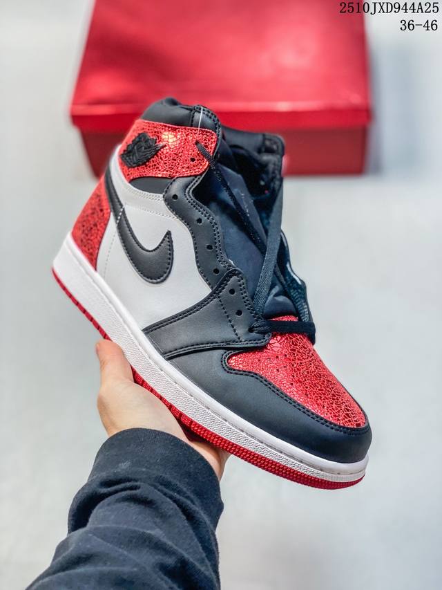 真标耐克女款运动板鞋 Nike Air Jordan 1 Retro High Og 乔丹一代Aj1 乔1 Aj1 篮球鞋复刻运动鞋。皮面高帮板鞋的设计灵感源自