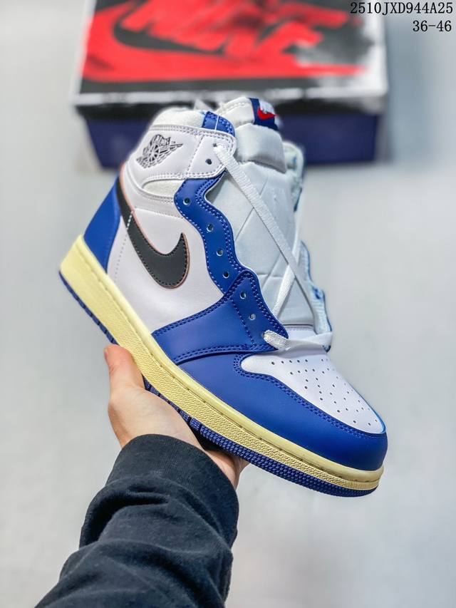 真标耐克女款运动板鞋 Nike Air Jordan 1 Retro High Og 乔丹一代Aj1 乔1 Aj1 篮球鞋复刻运动鞋。皮面高帮板鞋的设计灵感源自