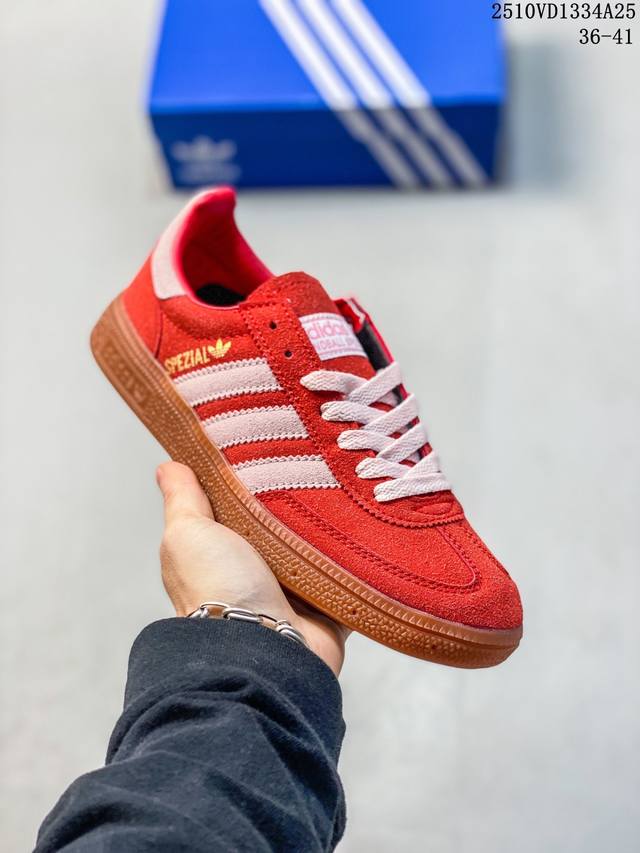 阿迪达斯 Adidas Handball Spezial 低帮三叶草学院风复古休闲板鞋 德训鞋 橡胶底柔软织物经典运动鞋板鞋。圆头、缝合拼接设计、正面绑带、鞋舌