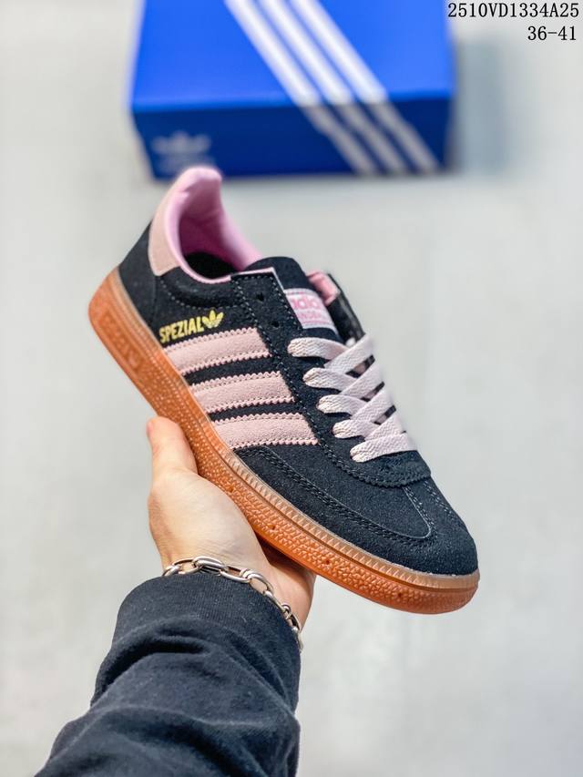 阿迪达斯 Adidas Handball Spezial 低帮三叶草学院风复古休闲板鞋 德训鞋 橡胶底柔软织物经典运动鞋板鞋。圆头、缝合拼接设计、正面绑带、鞋舌