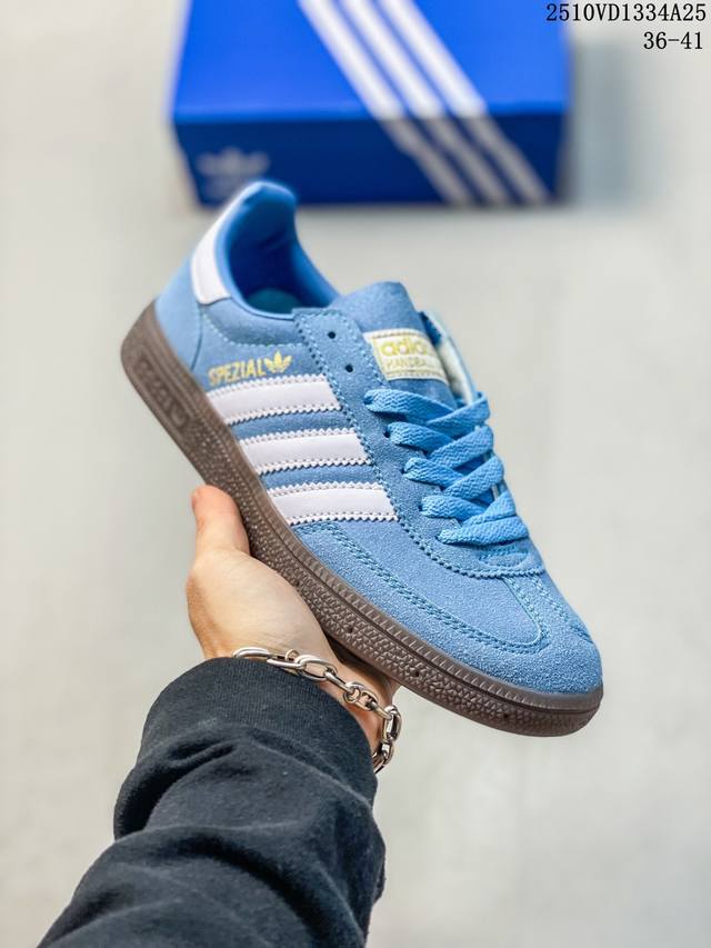 阿迪达斯 Adidas Handball Spezial 低帮三叶草学院风复古休闲板鞋 德训鞋 橡胶底柔软织物经典运动鞋板鞋。圆头、缝合拼接设计、正面绑带、鞋舌