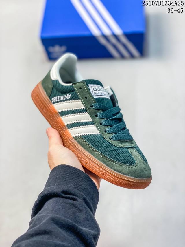 阿迪达斯 Adidas Handball Spezial 低帮三叶草学院风复古休闲板鞋 德训鞋 橡胶底柔软织物经典运动鞋板鞋。圆头、缝合拼接设计、正面绑带、鞋舌
