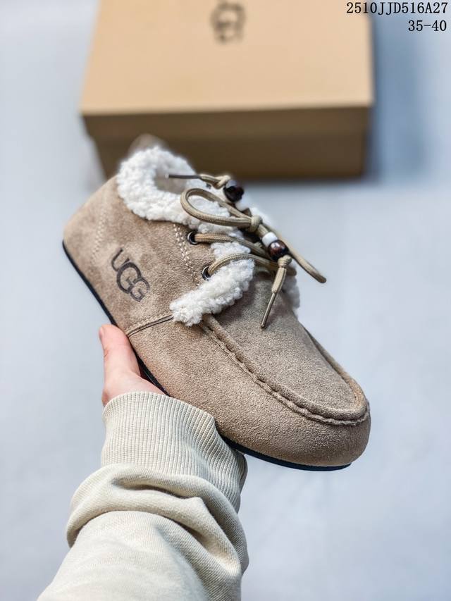 Ugg 品牌的起源可以追溯到澳大利亚，一战时期，澳大利亚飞行员用两块羊皮包裹成鞋子穿在脚上御寒，这种设计后来逐渐在澳洲流行开来。品牌正式创立于 1978 年，由