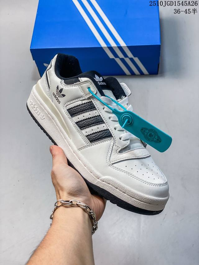 公司级 Adidas 阿迪达斯 三叶草 Forum Low 男运动板鞋 2025年新款 蛇年限定 摩登演绎篮球风的经典鞋。英文的“Forum”，是进行表达的场所
