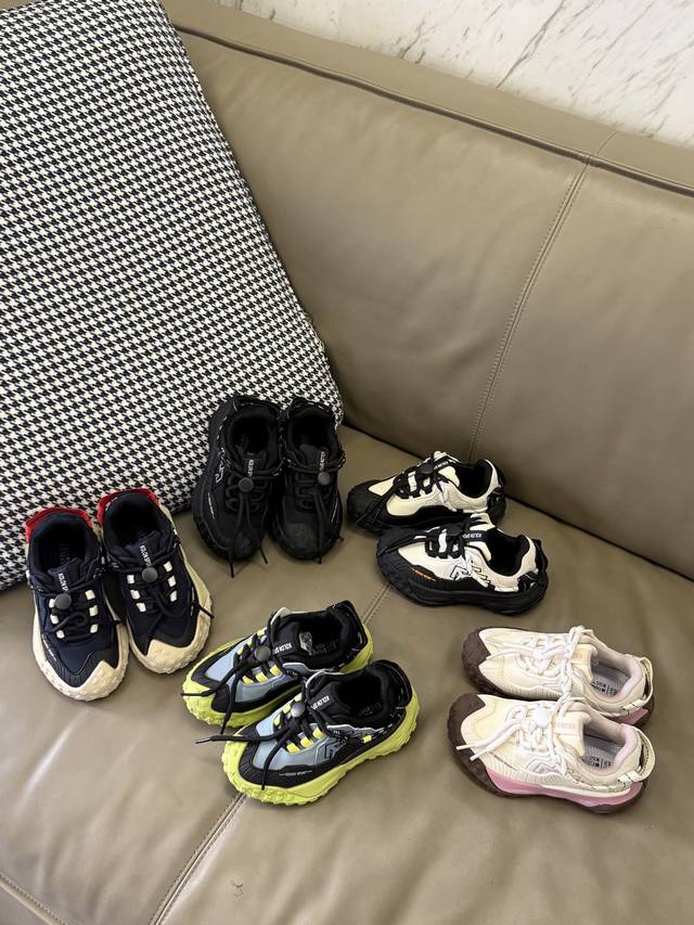 纯实拍 实名安利这双可隆Mega童鞋！真的太好穿了！ 超轻鞋身，孩子跑跳无负担 强力防滑，雨天也不怕打滑 透气网面，奔跑一天小脚丫也干爽 解放双脚，从选对一双好