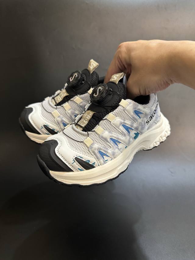 萨家 Xa Pro 3D 旋钮扣童鞋户外跑步鞋运动鞋 明星同款网红款儿童休闲户外越野机能运动跑步鞋尺码：26-37码 实际脚长加1–1.5Cm后选内长