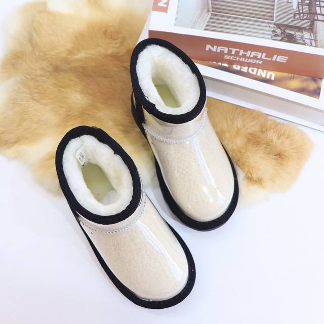 油Gg儿童果冻靴高品质 它这个外面是软的进口莱卡面材质，绝对不会开裂，特别特别软的，而且里面是羊羔毛的，看着很高档鞋内里混纺羊毛 这几个颜色真的超级超级棒呀！真