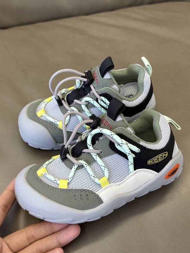 实测3个月良心推荐！ Keen松紧扣童鞋成为遛娃神器 鞋头防撞设计 熊娃踢石头不心疼 排水速干内衬 踩水坑后半小时恢复干爽 雨天 山地 碎石路全地形通关！ #带